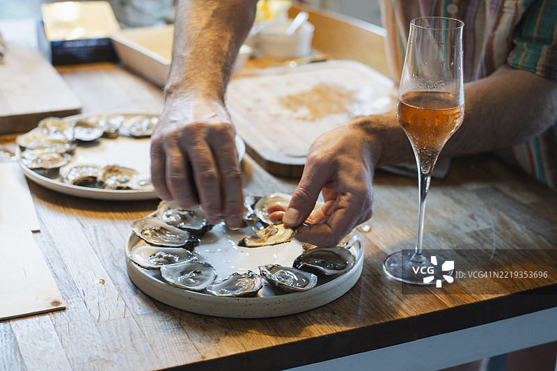 人们正在准备和打开生蚝图片素材