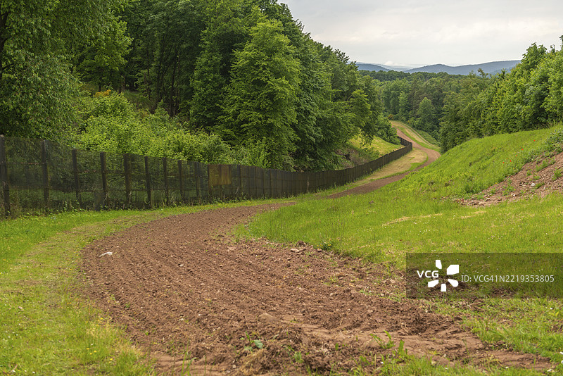前东德与西德边境的施ifflersgrund边境、前德国内部分界线上的边境围栏和死亡地带、风景优美的洼地、森林、低山、巴特索登-阿伦多夫、黑森州、阿斯巴赫-西肯贝格图片素材