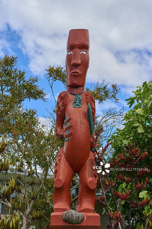 新西兰奥特亚罗瓦毛利艺术与工艺学院，特普亚，瓦卡雷瓦雷瓦，罗托鲁瓦，北岛，新西兰，大洋洲的红色毛利木雕，带有精细的雕刻和独特的面孔图片素材