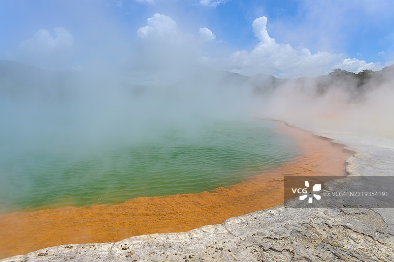 蓝天下的地热温泉蒸汽，香槟池热湖，怀奥塔普热奇观，罗托鲁瓦，新西兰北岛，南太平洋图片素材