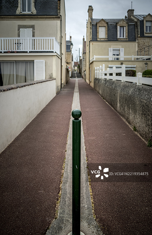 诺曼底的城市街道与路障图片素材