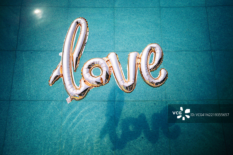 爱心气球漂浮在泳池上图片素材