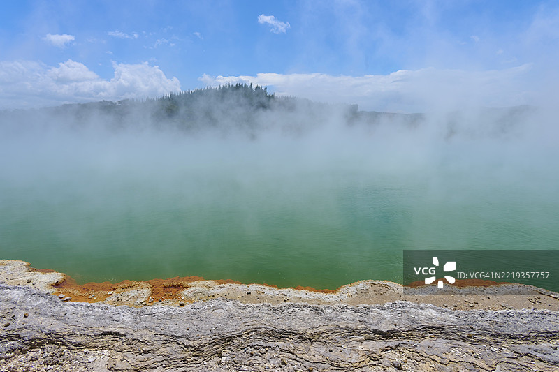 地热温泉，蒸汽弥漫，蓝灰色的天空，香槟池热湖，怀奥塔普热奇观，罗托鲁瓦，新西兰北岛，南太平洋图片素材