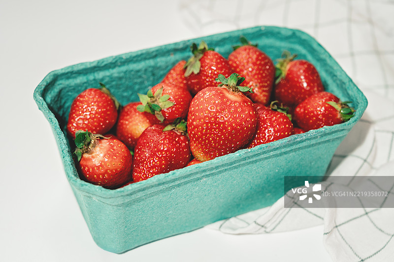 桌子上的草莓盒图片素材