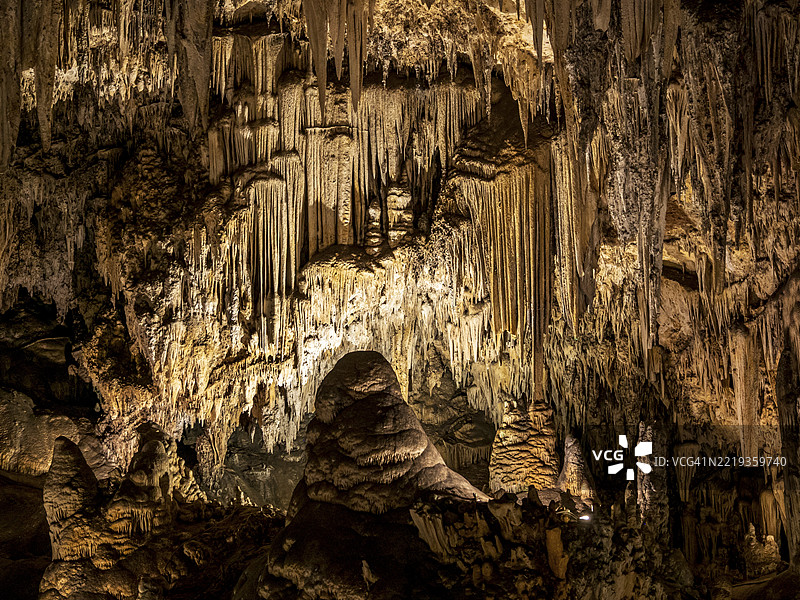 内尔哈洞穴，照明的洞穴，大型石笋和石柱，内尔哈，安达卢西亚，西班牙，欧洲图片素材