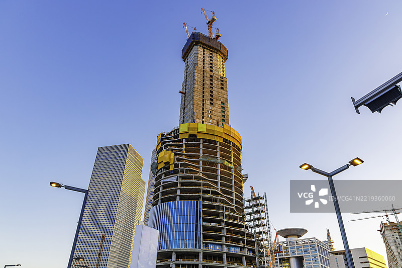 正在建设中的高楼大厦，顶部有起重机图片素材