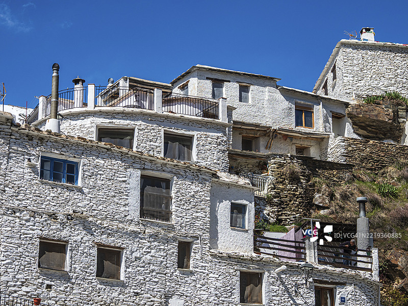 传统房屋的白色外立面，特雷韦莱斯村，位于安达卢西亚的内华达山脉坡上的白色村庄之一，欧洲图片素材