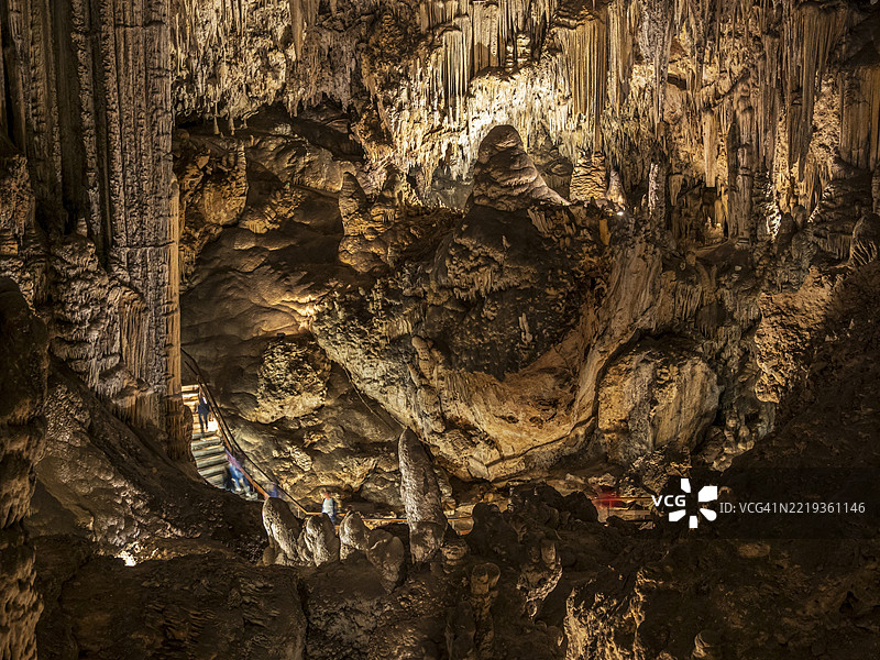 内尔哈洞穴，照明的洞穴，大型石笋和石柱，内尔哈，安达卢西亚，西班牙，欧洲图片素材