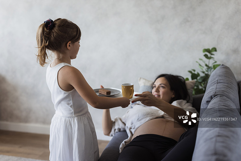 女孩为怀孕的妈妈准备小吃图片素材