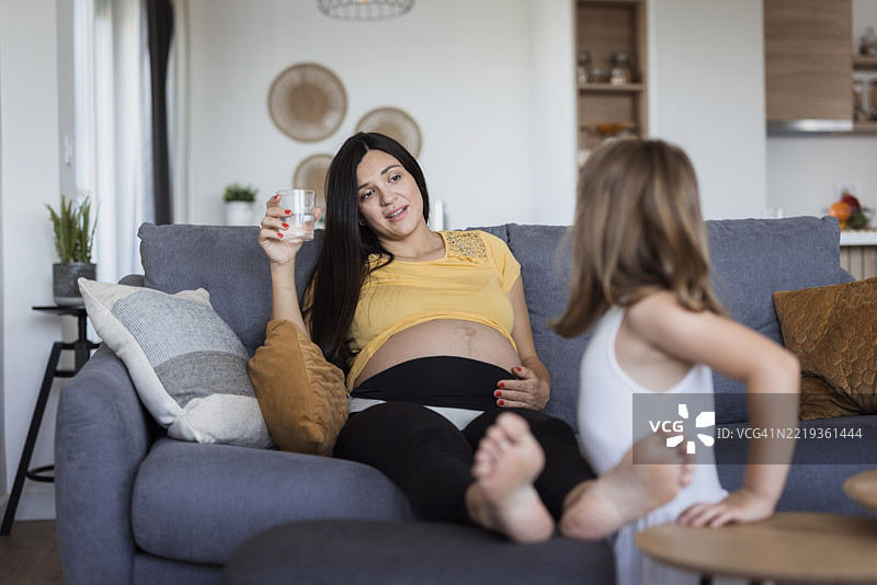 孕妇享受与女儿的陪伴图片素材