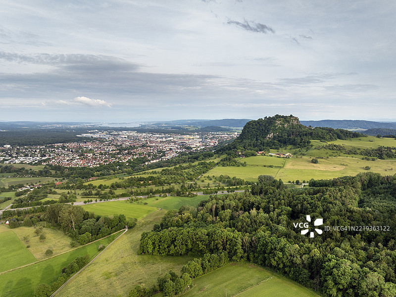 霍亨特维尔火山锥的航空照片，背景是霍亨特维尔城堡遗址，后面是霍亨特维尔市，位于德国巴登-符腾堡州的康斯坦茨县。图片素材