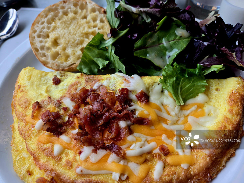 培根切达奶酪煎蛋卷图片素材