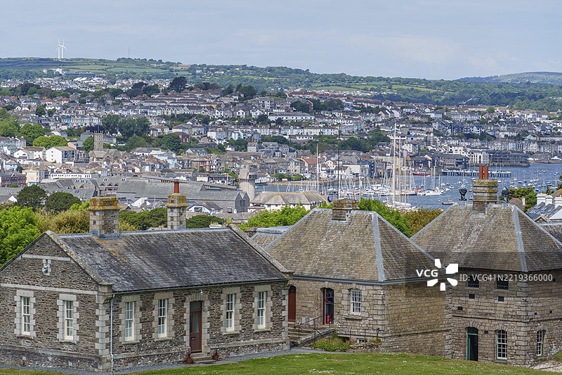 一座小镇的景观,背景是历史建筑和港口,四周被绿色山丘环绕,法尔茅斯,康沃尔,英格兰,联合王国,欧洲图片素材