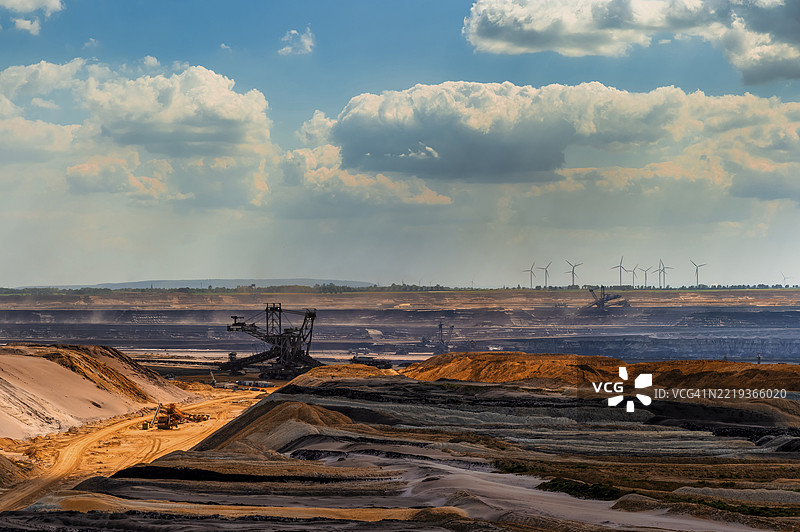 露天褐煤矿，覆盖层一侧，对面的煤层，布料机，挖掘机，煤矿开采，经济，发电，能源，能源政策，公共土地图片素材