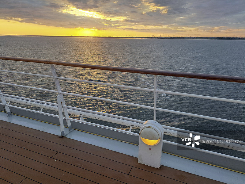 从船上俯瞰西班牙比斯开湾海上的橙色日落景色图片素材