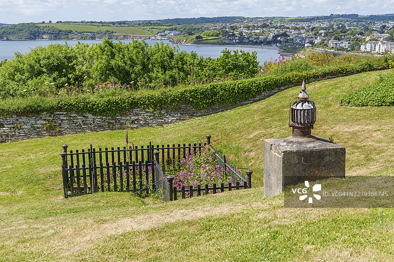草坡和花朵俯瞰大海，石墙和植物环绕，法尔茅斯，康沃尔，英格兰，联合王国，欧洲图片素材