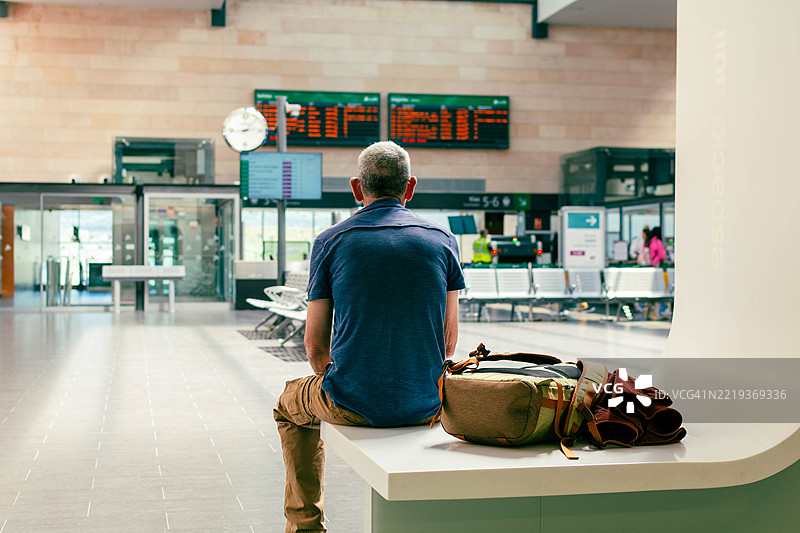 在机场候机厅等待出发的游客图片素材