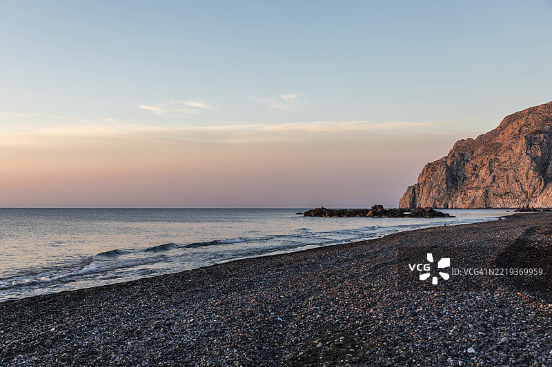 早晨的氛围，梅萨·冯诺角的晨光，卡马里海滩的熔岩沙滩，圣托里尼，基克拉泽斯，希腊，欧洲图片素材