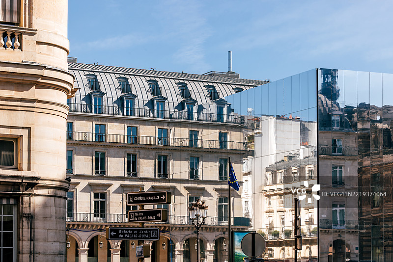 巴黎皇家广场的新现代镜面建筑映照着历史建筑图片素材