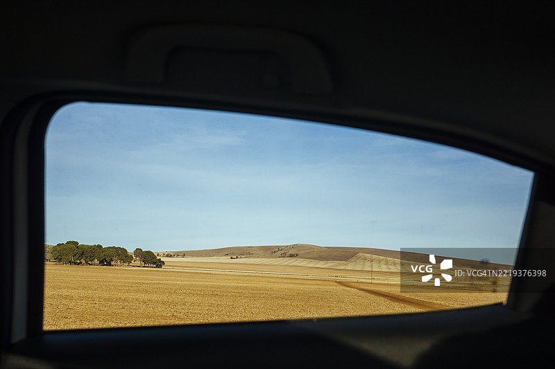 从车窗看自然田野草地的景色图片素材