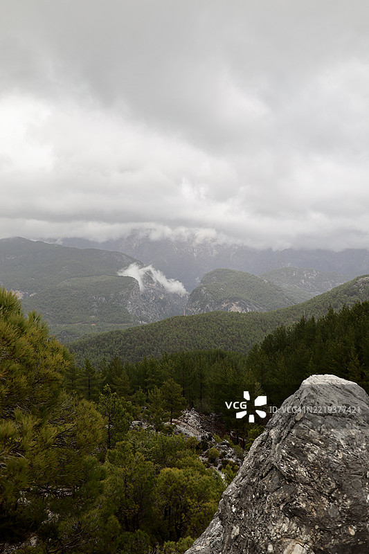 崎岖的山路图片素材
