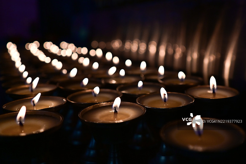 寺庙中点燃的蜡烛特写图片素材