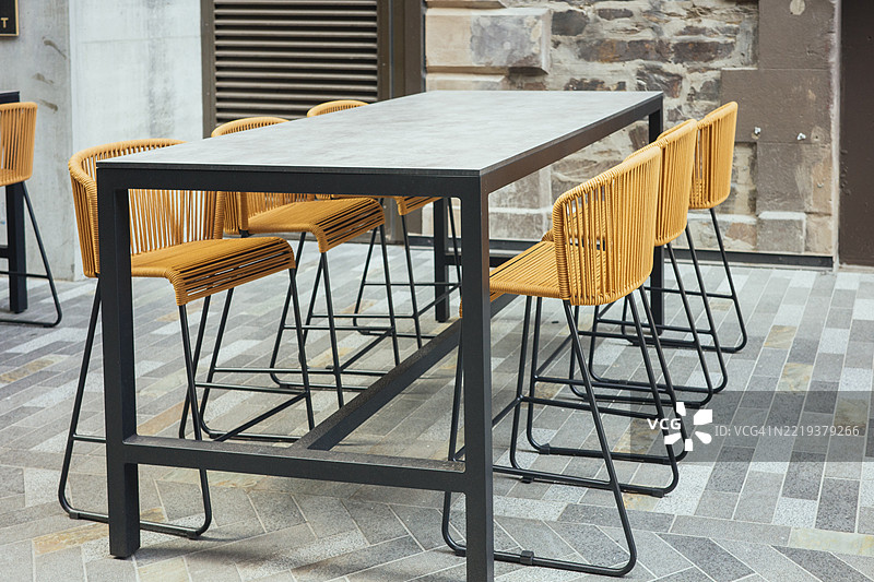 餐厅户外的餐桌和椅子布置图片素材