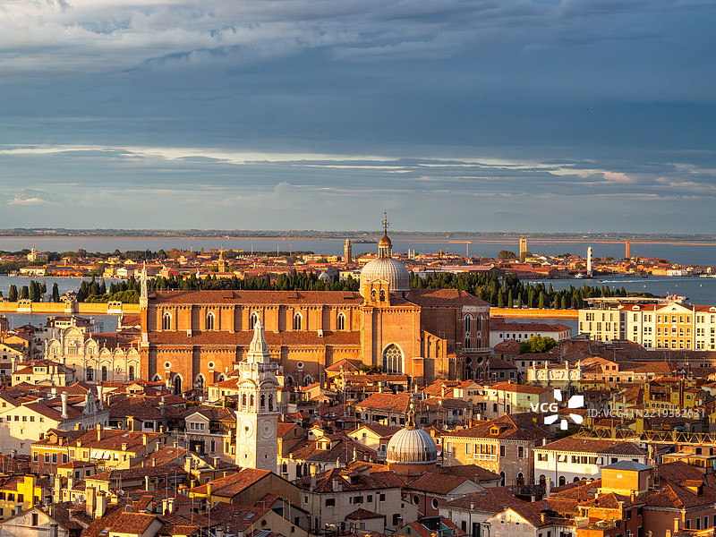 日落时分，俯瞰卡斯特洛区和圣乔瓦尼与保罗大教堂的中世纪哥特式教堂，背景是威尼斯泻湖、圣米歇尔岛和穆拉诺岛，联合国教科文组织世界遗产 - 威尼托 - 意大利。图片素材
