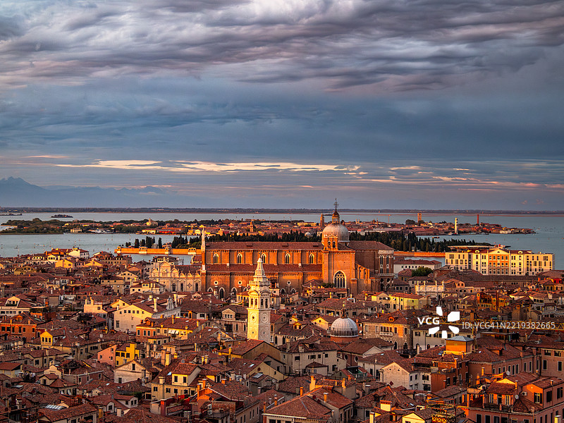 日落时分金色时光下的卡斯特洛区和威尼斯泻湖的鸟瞰图，包含圣乔瓦尼和圣保罗大教堂、圣米歇尔岛和穆拉诺岛，联合国教科文组织世界遗产 - 威尼托 - 意大利。图片素材
