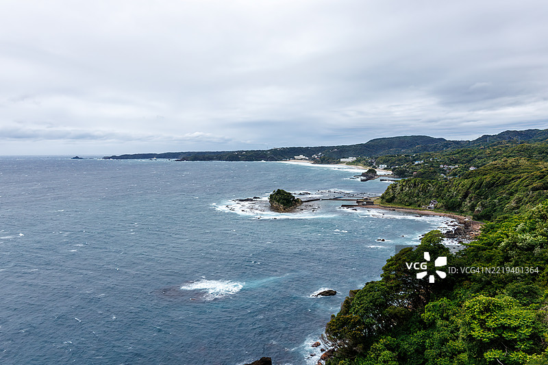 从悬崖俯瞰下来的下田白浜海滩。前景是龙宫岛和白岛神社。油轮和其他船只在海上航行。图片素材