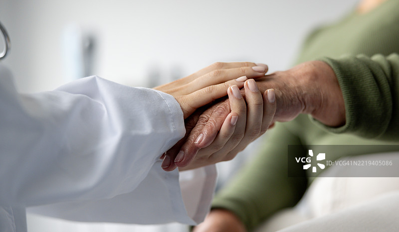 医生在医院握着老年患者的手图片素材