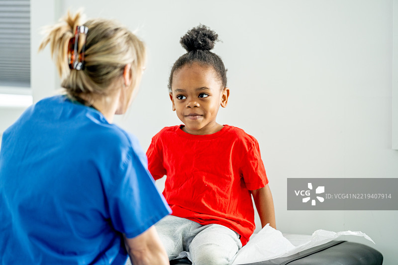 小孩在诊所环境中看医生进行体检图片素材