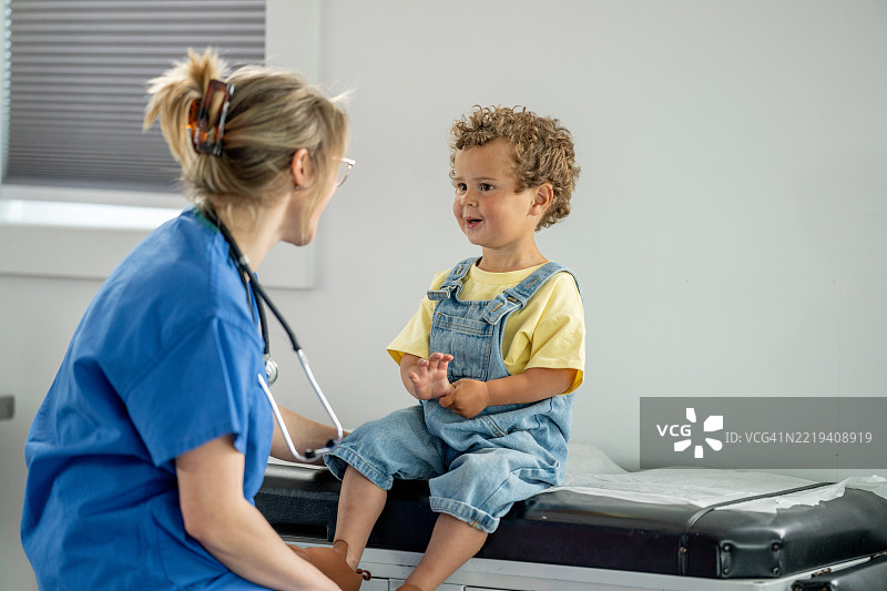 孩子在医生办公室进行常规体检时拜访儿科医生图片素材