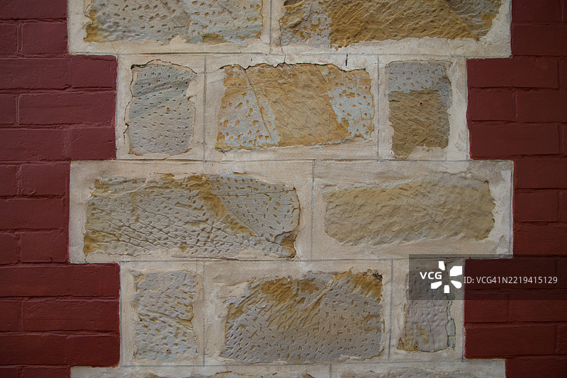 石灰石和石灰砂浆墙，红砖边缘图片素材