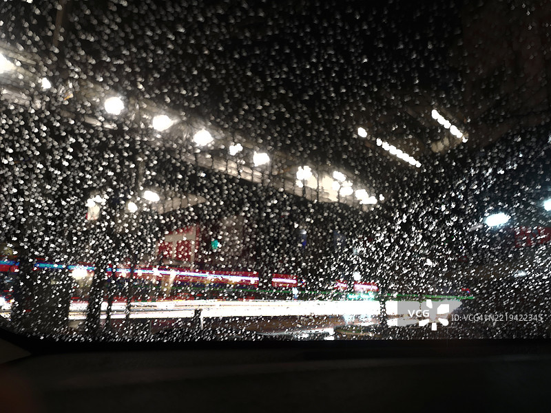 车窗上的雨滴图片素材