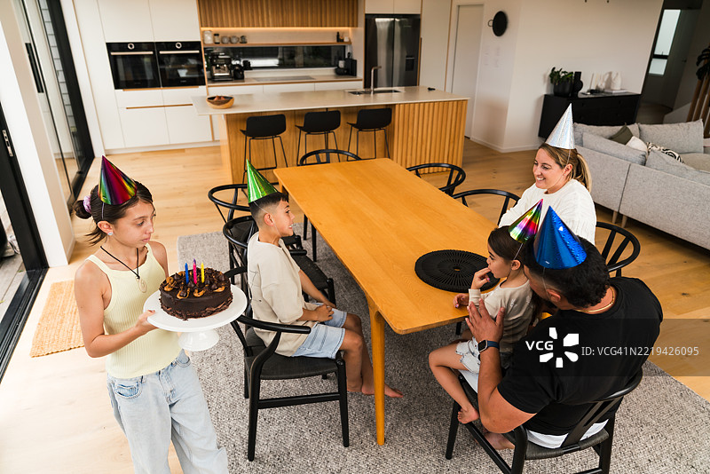 家人聚在一起庆祝甜蜜的生日派对。图片素材