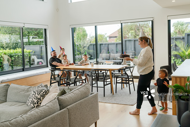 她让生日变得格外特别，女人给家人带来惊喜的生日款待。图片素材