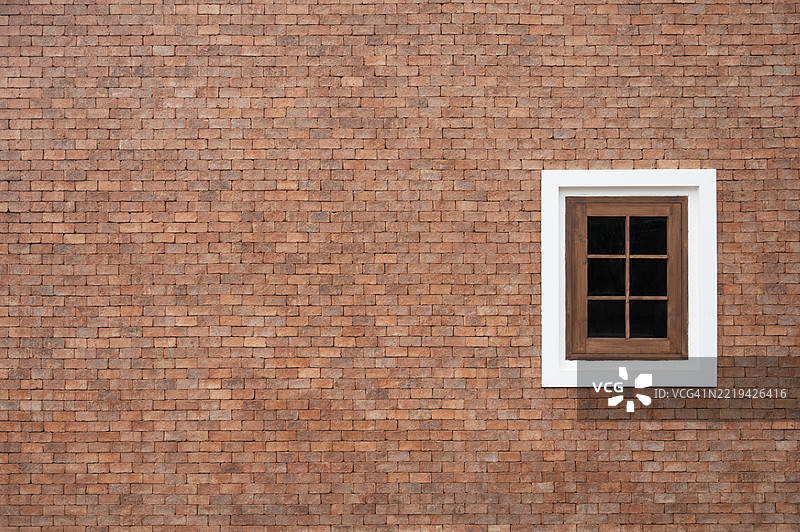 一面中间有窗户的砖墙图片素材
