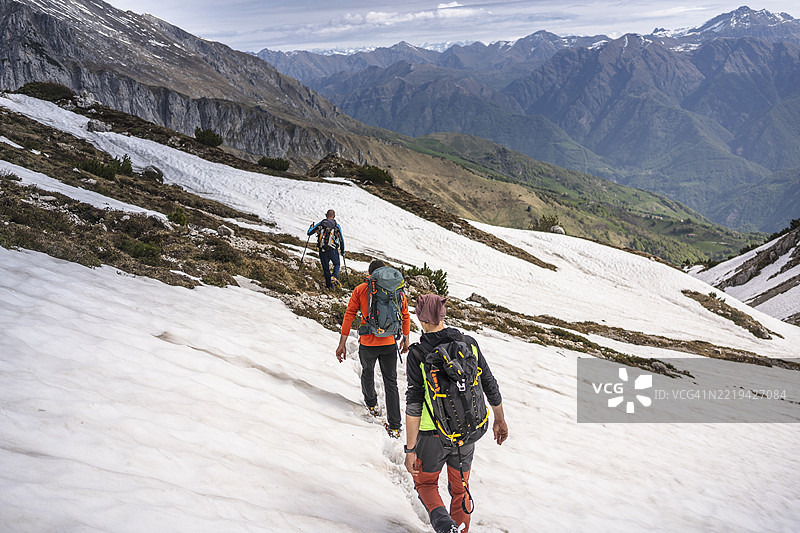 在欧洲阿尔卑斯山徒步旅行的登山者图片素材