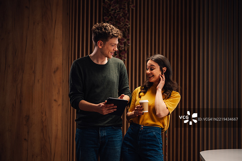 年轻同事在咖啡休息时间分享想法图片素材