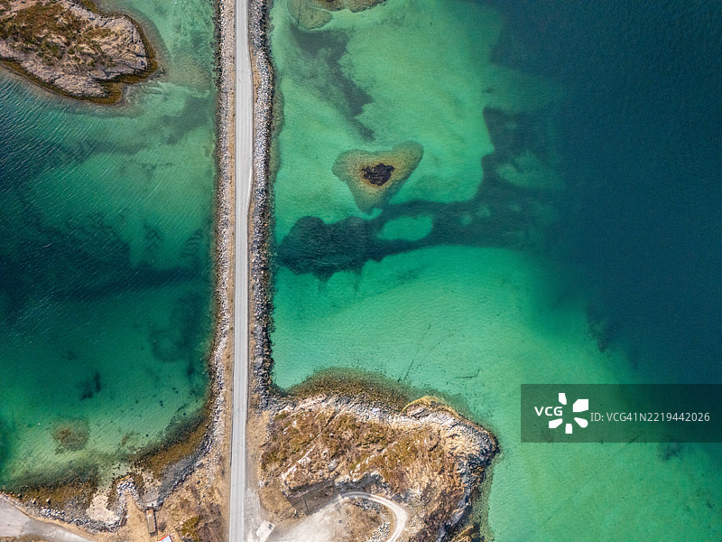 索马罗伊大桥俯瞰清澈水域的鸟瞰图图片素材