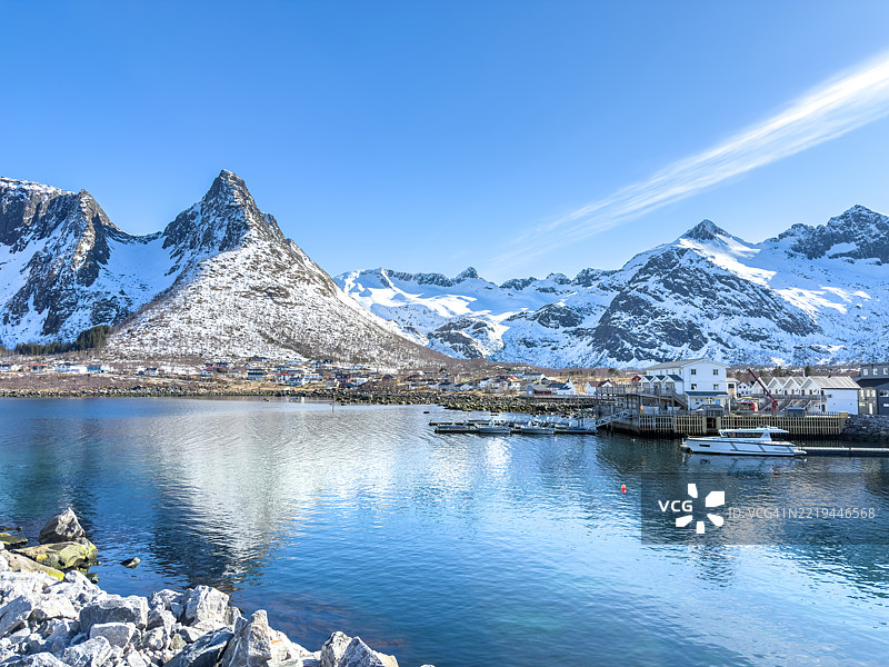 风景如画的港口，背景是雪山图片素材