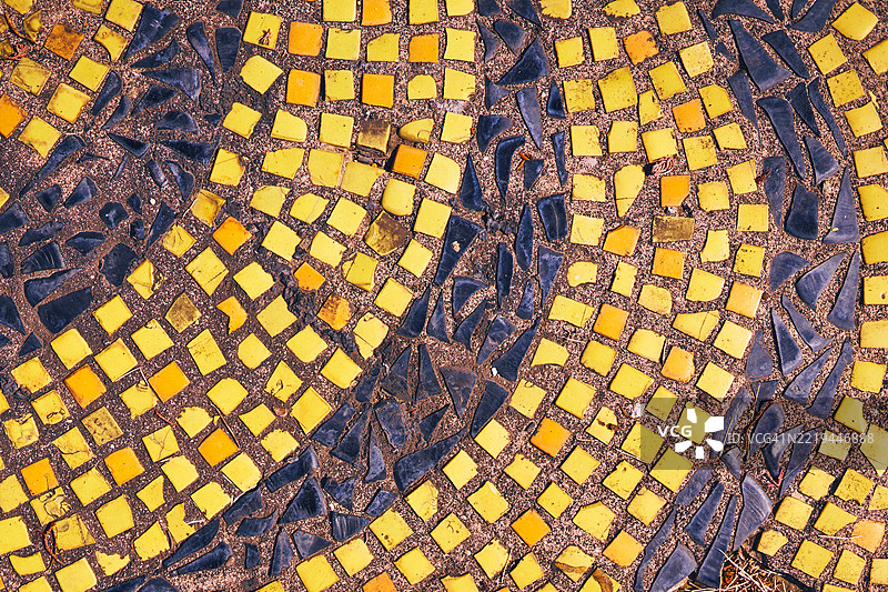 创意设计中的黄色和蓝色瓷砖的多彩马赛克图案图片素材