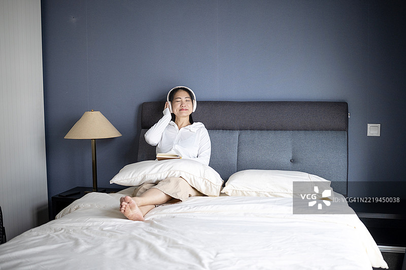 女人在听自己喜欢的音乐图片素材