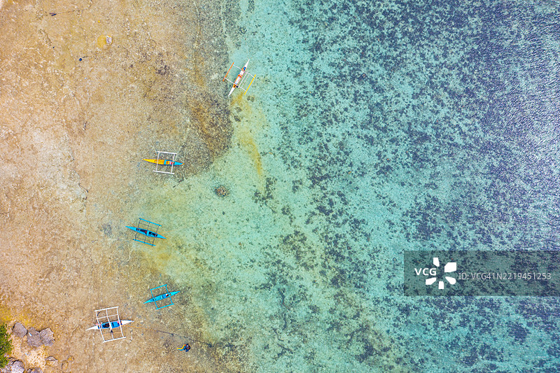 菲律宾浅滩沙礁上停泊的五彩斑斓的船只鸟瞰图图片素材