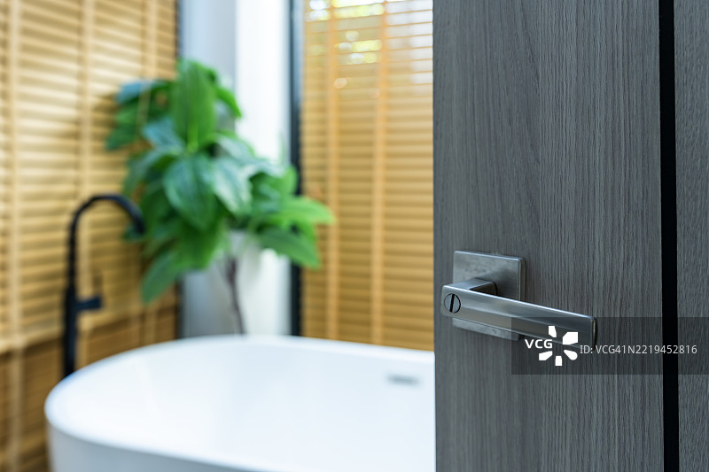 现代浴室，门敞开，浴缸可见图片素材