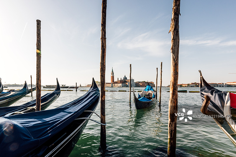 停靠在意大利威尼斯大运河的贡多拉，背景是圣乔治教堂图片素材
