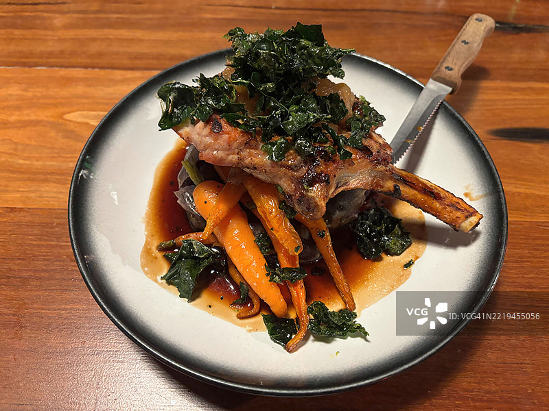 猪排，紫色康戈土豆泥，焦糖梨苹果酱，婴儿胡萝卜，脆皮黑甘蓝，肉汁图片素材