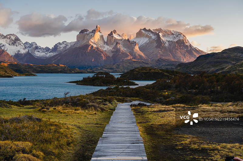 通往智利巴塔哥尼亚托雷斯德尔潘恩国家公园的风景木栈道图片素材