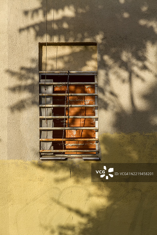 用安全栏杆封住的窗户图片素材